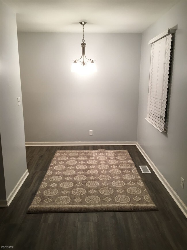 Foto del edificio - 718 Village Ln