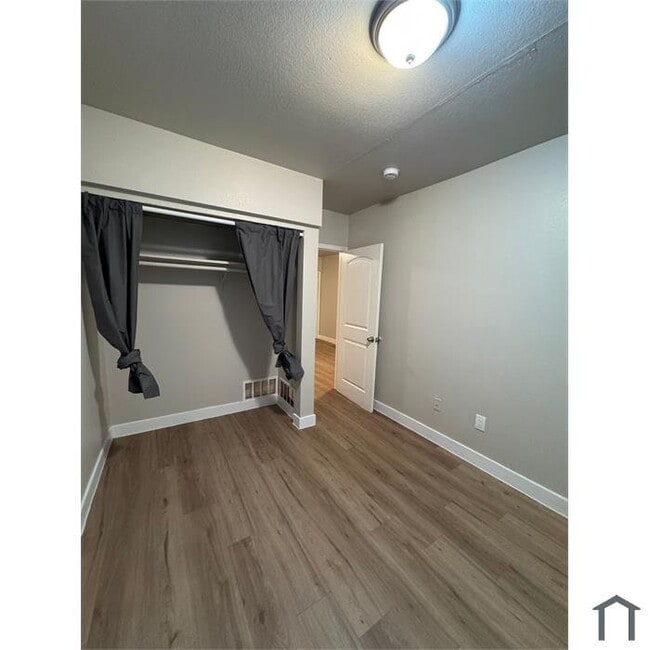 Building Photo - 928 W 83rd St