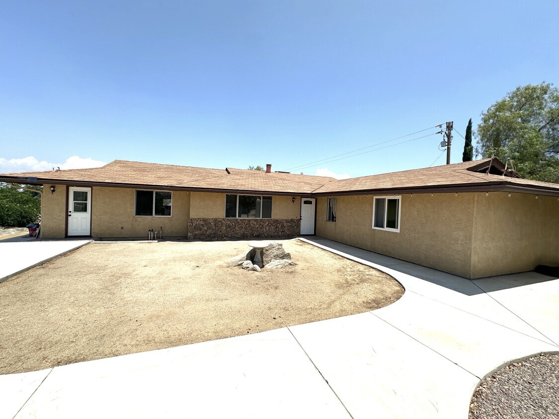 Foto principal - 27289 San Jacinto St