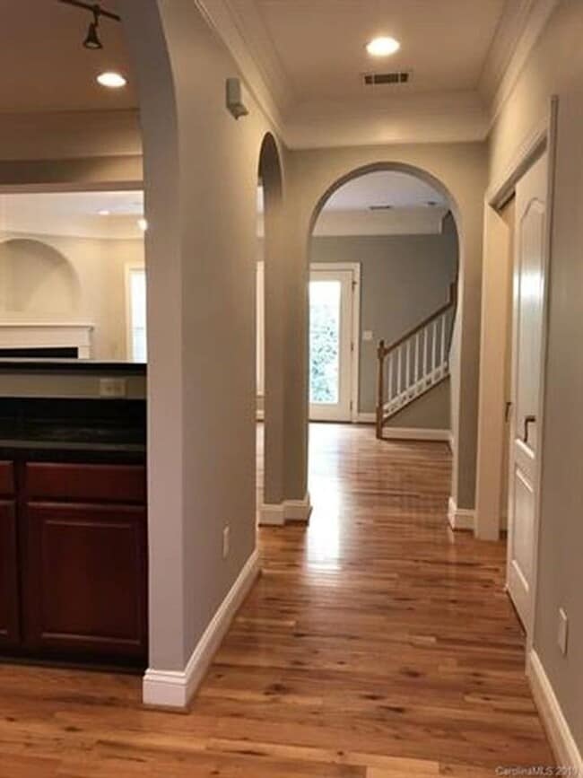 Building Photo - Now Renting charming  2 bedroom 2.5 bath t...