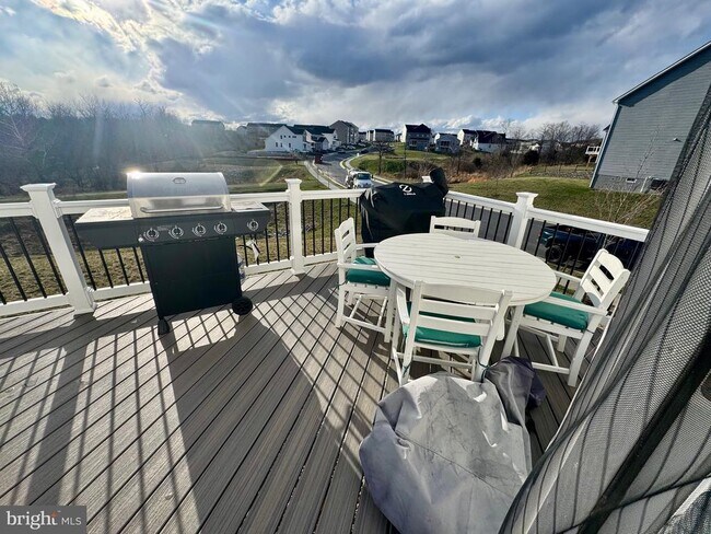 Building Photo - 100 Batik Wy