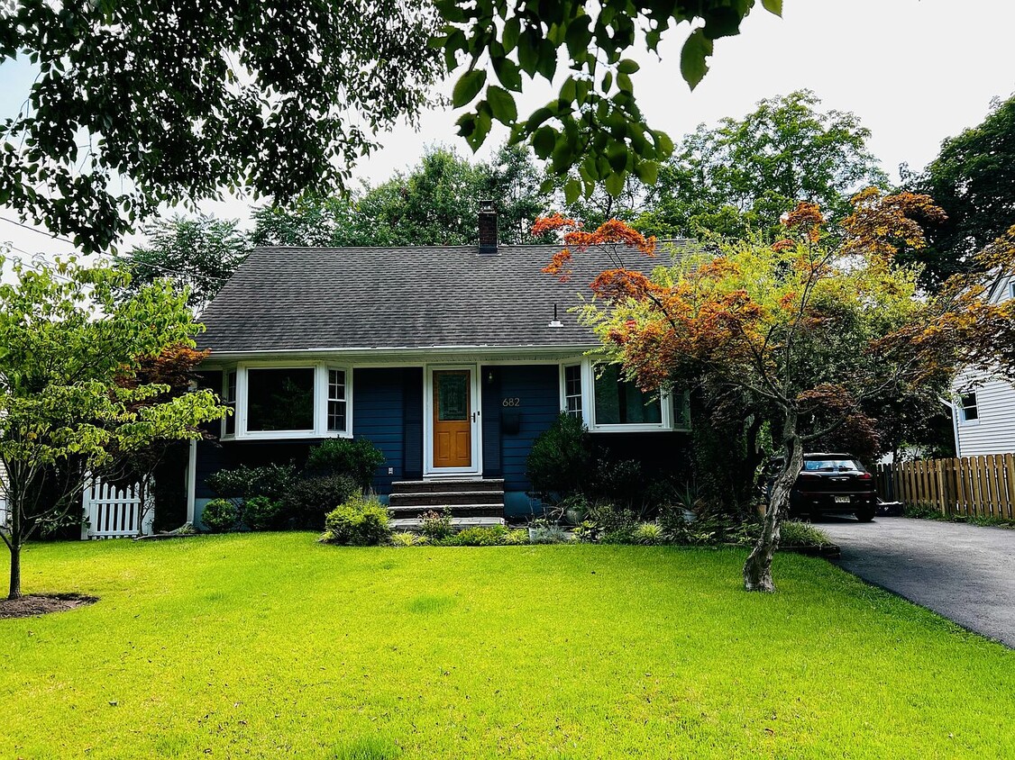 Primary Photo - 682 Grove St