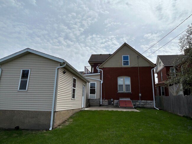 Foto del edificio - Well-maintained 2-bedroom, 1.5-bath house in a central location.