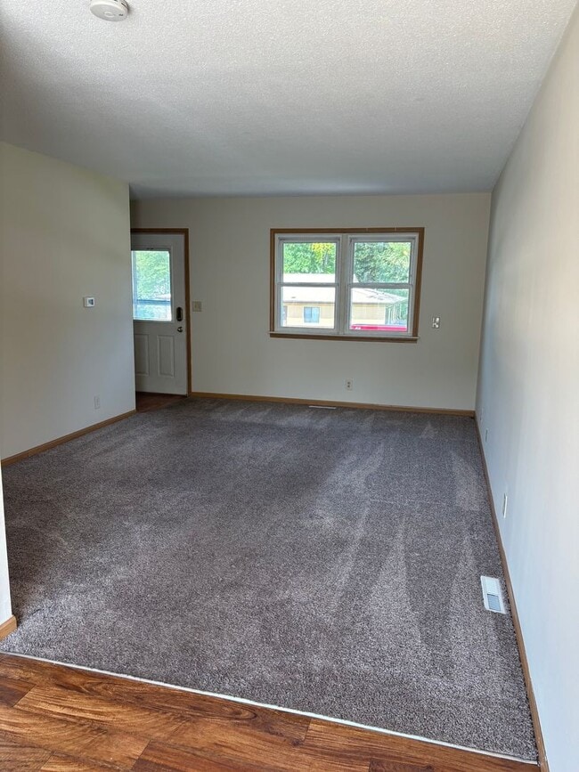 Building Photo - 2 Bedroom, 1 Bath Townhouse in LeClaire, IA