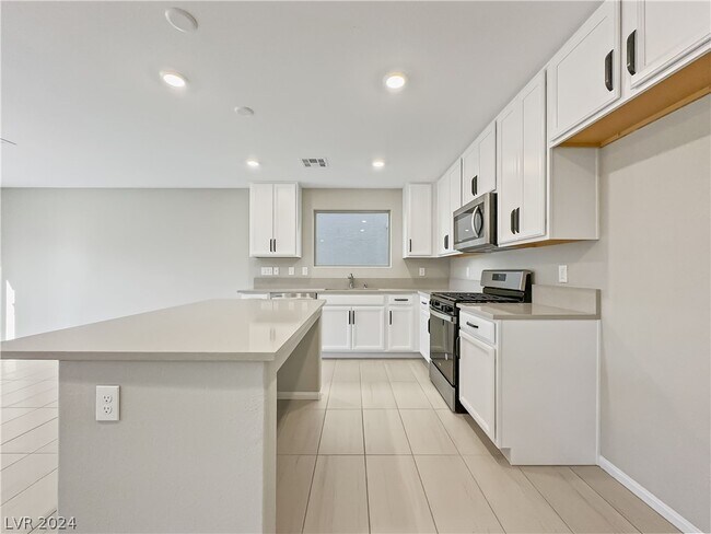 Building Photo - 5411 Barcelona St