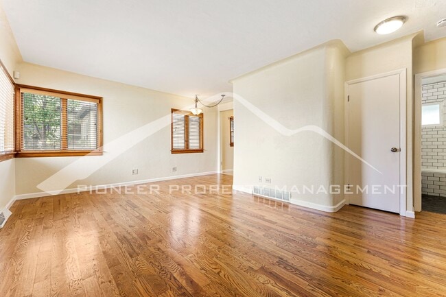 Building Photo - Charming single family home with fully fen...