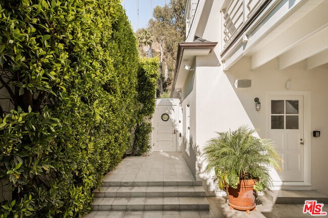 Foto del edificio - 501 Palisades Beach Rd