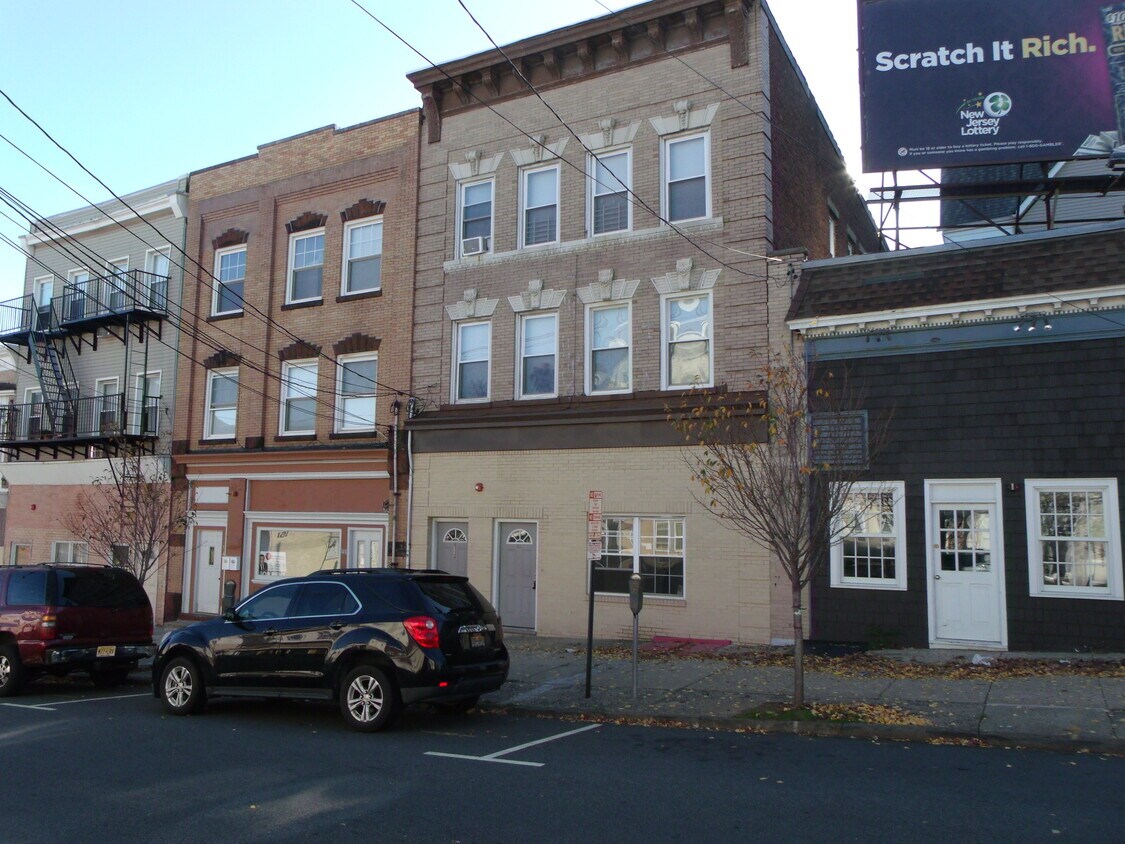 Primary Photo - 146 Midland Ave