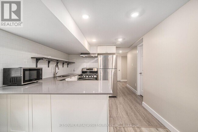 Building Photo - 17 Overlake Dr