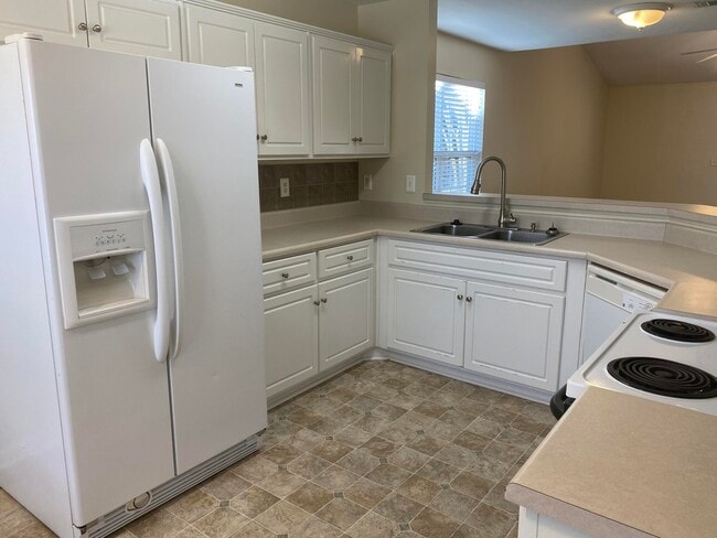 Building Photo - 167 Photinia Dr