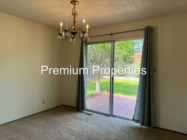 Foto del edificio - Single level home in Woodlands neighborhoo...