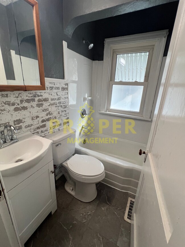 Foto del edificio - 2 bedrooms 1 bathroom house