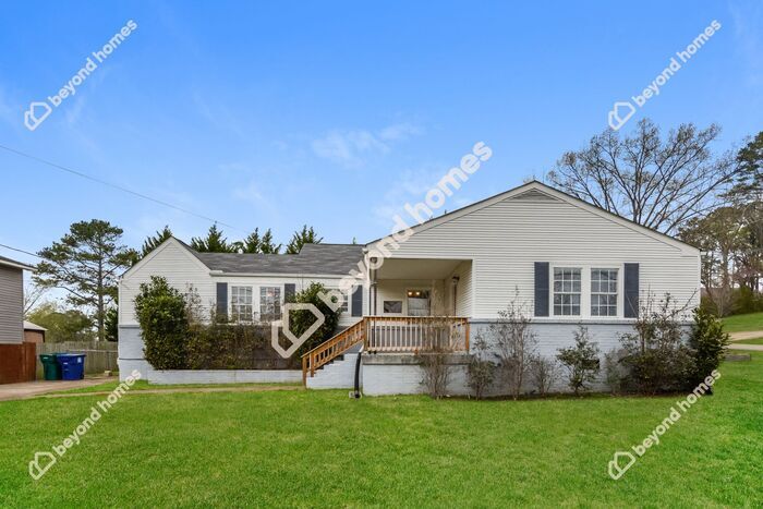 Primary Photo - Beautifully Renovated 4 bedroom / 1 full b...