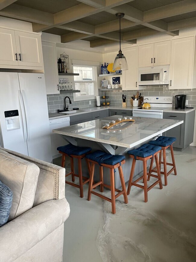 Building Photo - Furnished Yacht Harbor 3 bed/ 2 bath Beach...