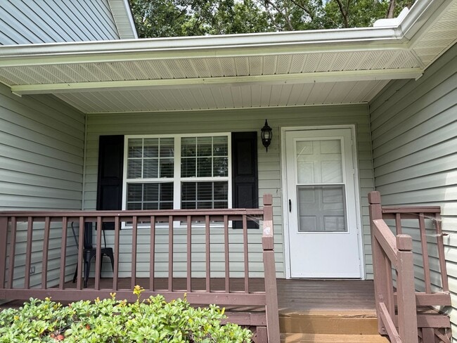 Building Photo - Spacious 3 Bedroom, 2 Bath Home with Garag...