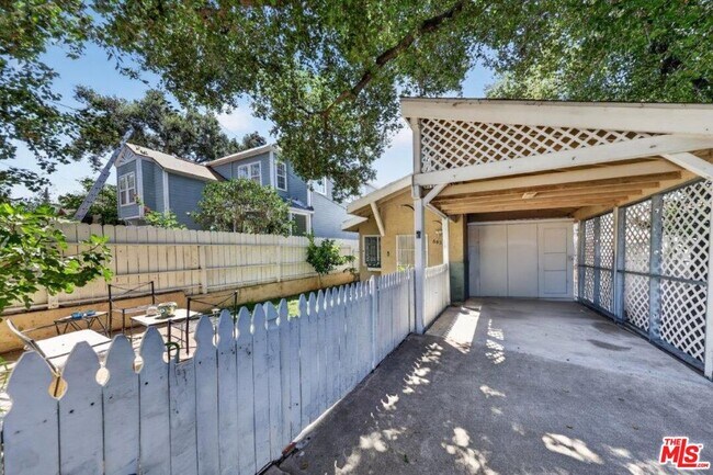 Foto del edificio - 6838 Haywood St