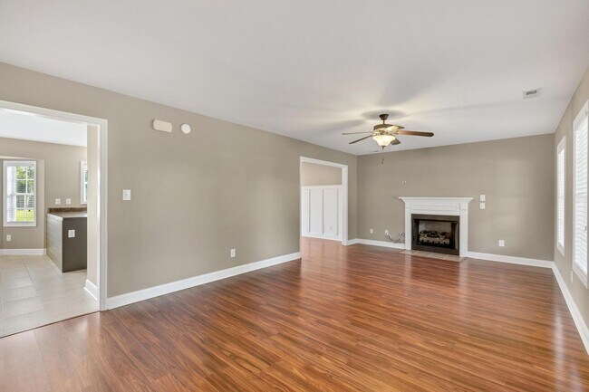 Building Photo - 3 bedroom with BONUS! Fenced Yard