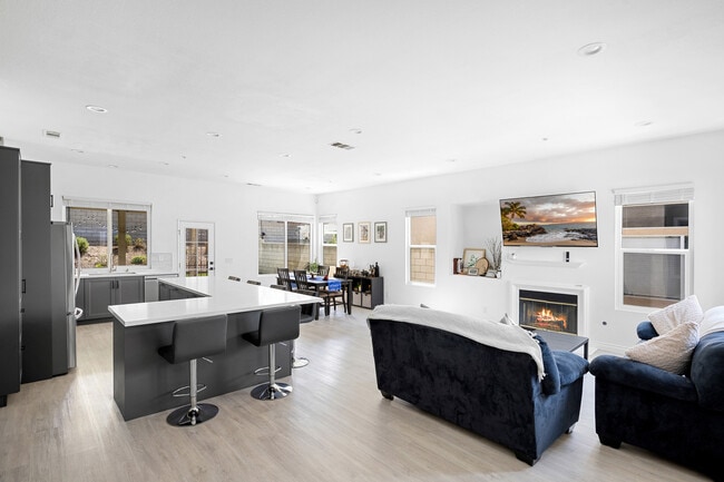 Building Photo - 6757 Royal Crest Ct