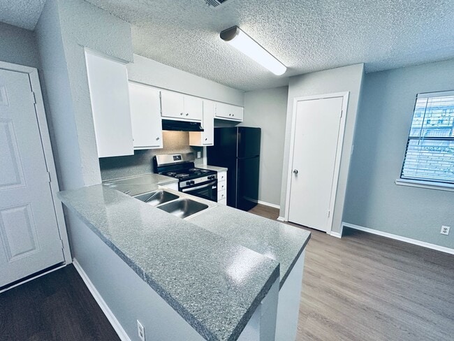 Building Photo - 5500 Rose Hill Cir