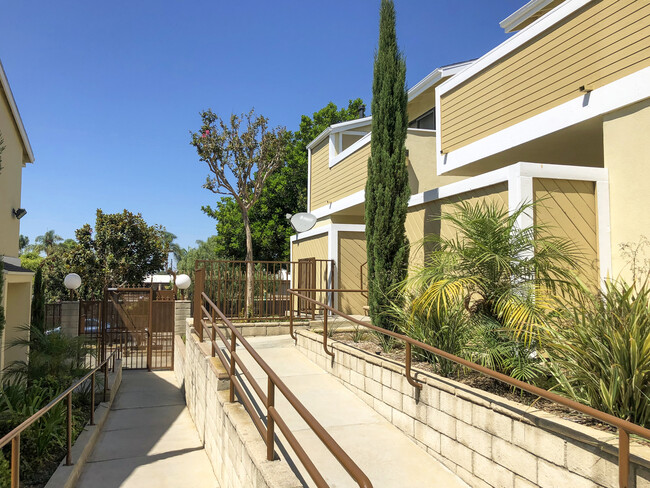 Building Photo - Ladera Vista Apartments