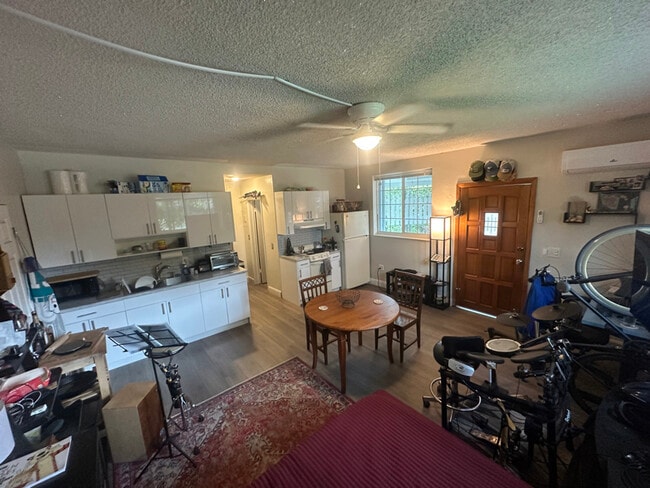 Photo - 200 Whitethorn Dr House