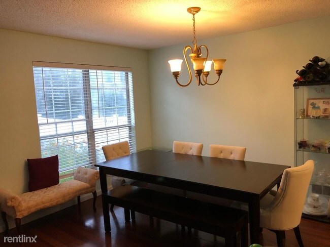 Building Photo - 2 br, 2.5 bath Townhome - 13 BRIGHTON WAY