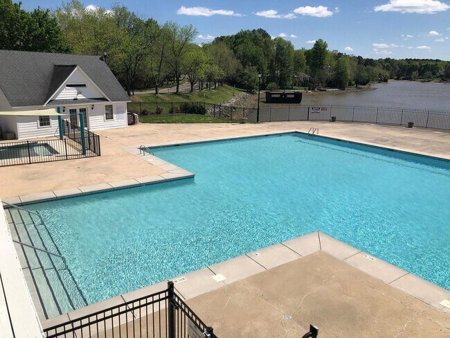 Building Photo - Room for Rent in 3 Bedroom Home at Northla...