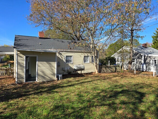 Foto del edificio - 1025 Bradley Ln