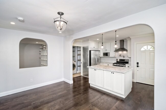 Building Photo - 2681 Narcissus Dr