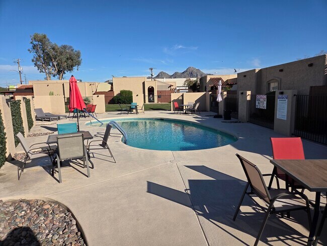 Área de la piscina - 1005 E Northern Ave