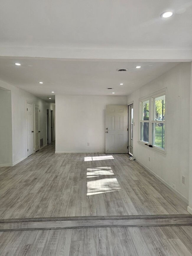 Building Photo - 432 Maryle Ct