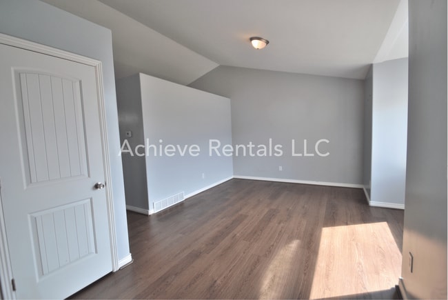 Building Photo - 564 800 E