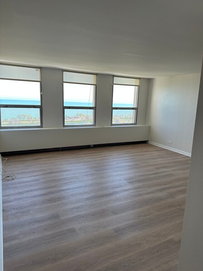 Foto del edificio - 2626 N Lakeview Ave