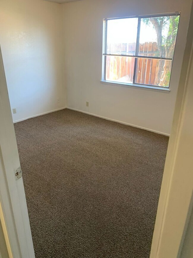 Foto del edificio - 2 BEDROOM 1 BATH UNIT