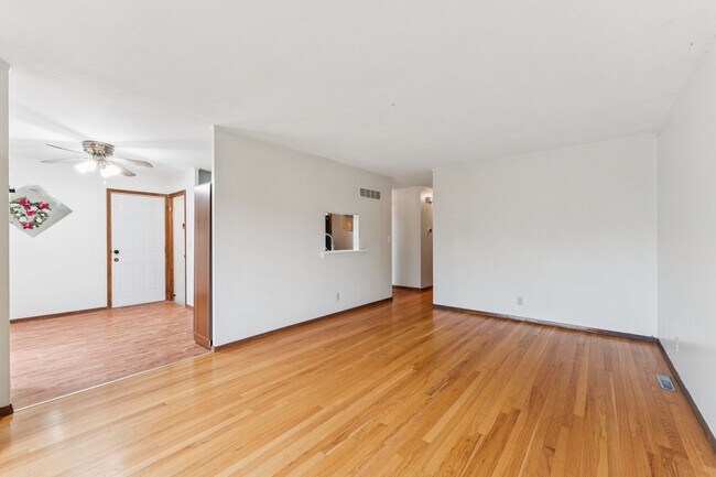 Building Photo - Lincoln 3-Bedroom with En Suite & Large Lo...