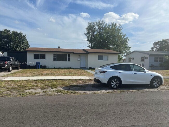 Foto del edificio - 770 NW 179th St