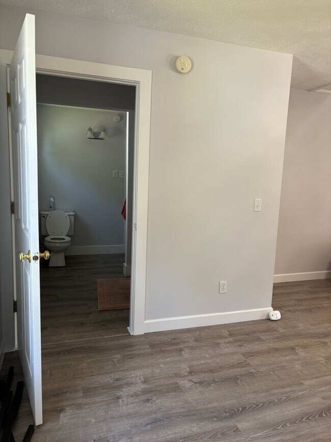 Building Photo - Long Term Rental - Great Home on Newcomb! ...