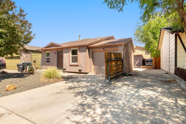 Foto del edificio - 3117 Moonbeam Cir S