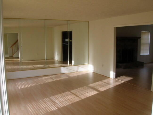 Building Photo - 3522 Vista Verde Dr