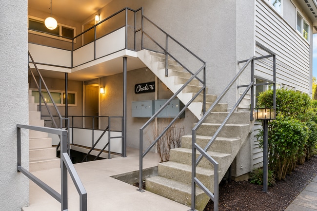 Building Photo - North Beacon Hill 1 Bedroom Apartment for Rent | Beacon Hill Light Rail Access, Balcony, Hardwood...