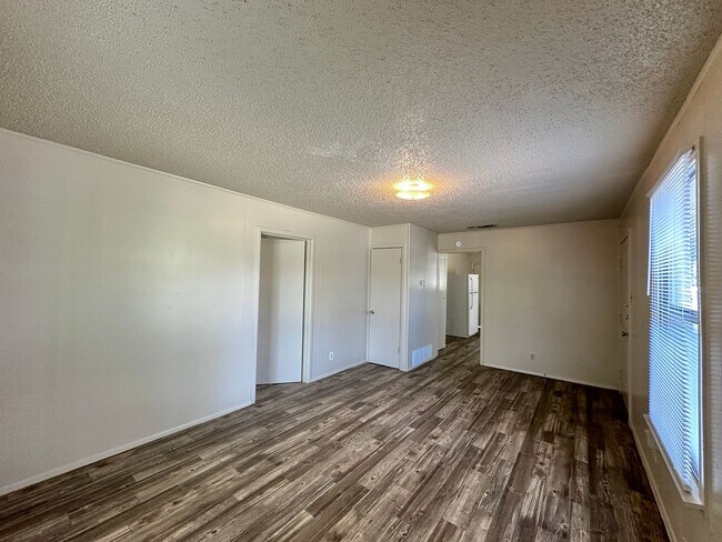 Building Photo - Viewable Now!