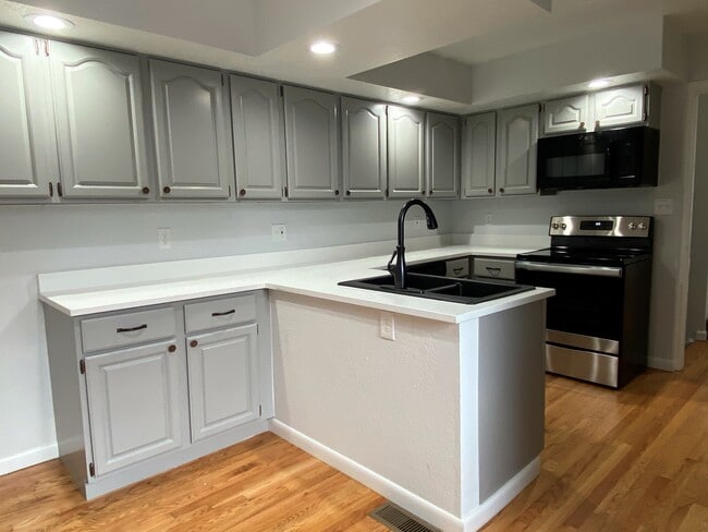 Building Photo - 2217 S Yosemite Cir