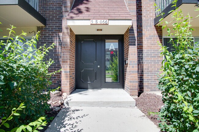 Building Photo - 5S066 Pebblewood Ln