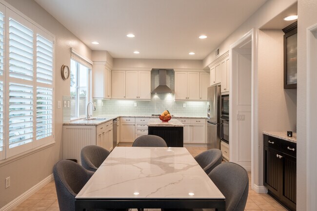 Building Photo - 6655 Hollycrest Ct