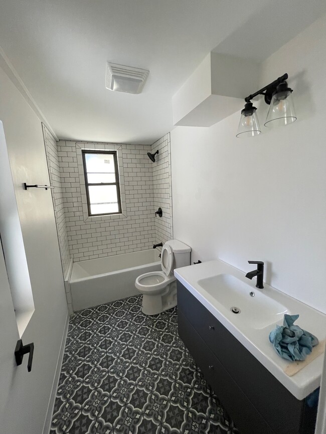 Bathroom - 2008 S Leavitt St