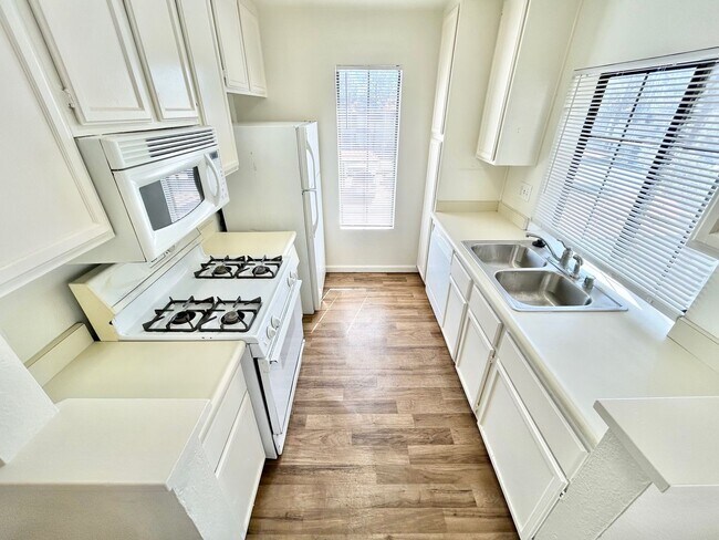 Foto del edificio - ADORABLE UPSTAIRS CONDO! 2 BEDROOM / 2 FUL...