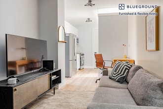 Building Photo - 161 W 54th St