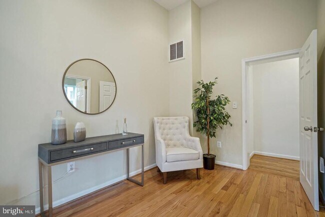 Foto del edificio - 468 Ridge St NW