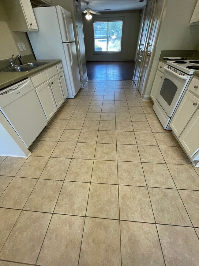 Foto del edificio - Two Bedrooms Available in this Three Bedroom Flat, Female Applicants!