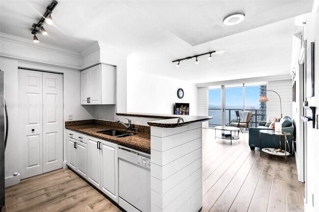 Building Photo - 1155 Brickell Bay Dr